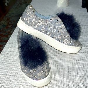 SAM EDELMAN Women's 8M Slip On Pom Pom Sneakers Leya Blue Floral Shoes Slip-ons